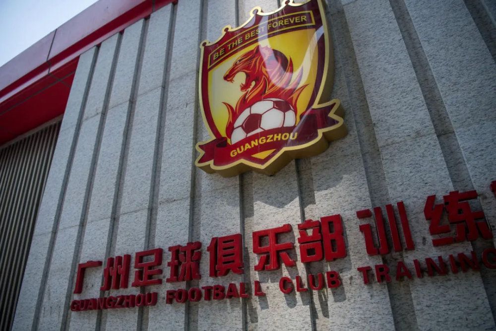意甲积分榜上，国米2分优势领跑，尤文第二，米兰第三已经落后榜首9分。